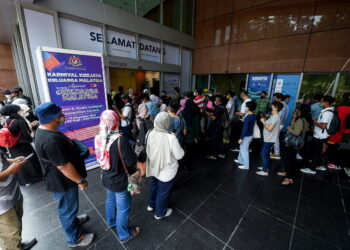 KUALA LUMPUR, 10 Dis -- Orang ramai memenuhi Pusat Konvensyen Kuala Lumpur sejak awal pagi sempena Program 100 Hari Aspirasi Keluarga Malaysia ketika tinjauan pada hari kedua program berkenaan.

Penganjuran program tersebut tetap meriah meskipun dalam suasana norma baharu dengan mematuhi prosedur operasi standard (SOP) yang ditetapkan. Program empat hari yang berakhir Ahad ini bermula dari pukul 10 pagi hingga 10 malam.

Terdapat lebih 130 reruai melibatkan 31 kementerian dan 102 usahawan di program tersebut, selain pelbagai pengisian menarik seperti Karnival Kerjaya Keluarga Malaysia serta diskaun saman oleh Jabatan Pengangkutan Jalan dan Polis Diraja Malaysia.

-- fotoBERNAMA (2021) HAK CIPTA TERPELIHARA