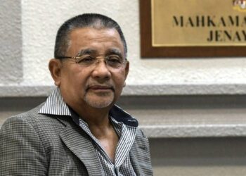 KUALA LUMPUR, 18 Okt -- Bekas Pengerusi Felda, Tan Sri Mohd Isa Abdul Samad hadir di Mahkamah Tinggi Kuala Lumpur hari ini bagi perbicaraan kes pecah amanah dan rasuah RM3 juta berhubung pembelian Merdeka Palace Hotel & Suites (MPHS) di Kuching, Sarawak. 
Mohd Isa, 70, menghadapi satu pertuduhan pecah amanah dan sembilan pertuduhan menerima rasuah berjumlah lebih RM3 juta yang didakwa dilakukan di Menara Felda, Platinum Park, Persiaran KLCC antara 29 April 2014 dan 11 Dis 2015.
--fotoBERNAMA (2019) HAK CIPTA TERPELIHARA