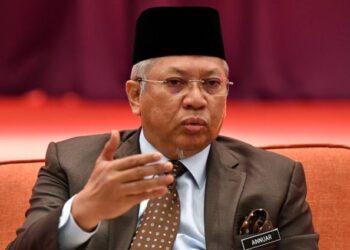 PUTRAJAYA, 6 Jan -- Reaksi Menteri Wilayah Persekutuan Tan Sri Annuar Musa ketika sidang media mengulas mengenai pemecatannya sebagai Setiausaha Agung Barisan Nasional (BN) di Kementerian Wilayah hari ini.
Beliau menerima keputusan pemecatan itu yang dibuat dalam satu mesyuarat yang dipengerusikan presiden parti Datuk Seri Dr Ahmad Zahid Hamidi di Menara Dato’ Onn semalam.
-- fotoBERNAMA (2021) HAK CIPTA TERPELIHARA