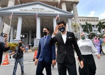 KUALA LUMPUR, 22 Julai -- Ahli Parlimen Muar Syed Saddiq Syed Abdul Rahman keluar selepas membayar jamin di Mahkamah Sesyen hari ini atas satu pertuduhan pecah amanah membabitkan dana sebuah parti politik berjumlah RM1 juta.
Tertuduh juga didakwa di mahkamah berasingan atas pertuduhan menyalahgunakan wang sumbangan RM120,000 untuk kempen Pilihan Raya Umum ke-14 (PRU14). 
 --fotoBERNAMA (2021) HAK CIPTA TERPELIHARA