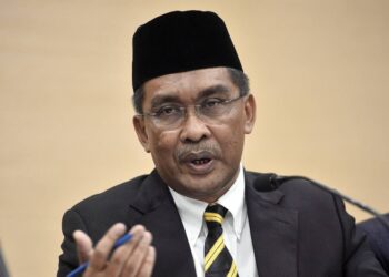 KUALA LUMPUR, 25 Feb -- Setiausaha Agung PAS Datuk Takiyuddin Hassan ketika sidang media di ibu pejabat UMNO di Pusat Dagangan Dunia Putra (PWTC) selepas menghadap Yang di-Pertuan Agong Al-Sultan Abdullah RiÕayatuddin Al-Mustafa Billah Shah di Istana Negara hari ini.
Terdahulu, Ahli Parlimen daripada PAS dan UMNO hadir dengan menaiki bas untuk ke Istana Negara bagi menghadap Seri Paduka Baginda. --fotoBERNAMA (2020) HAK CIPTA TERPELIHARA