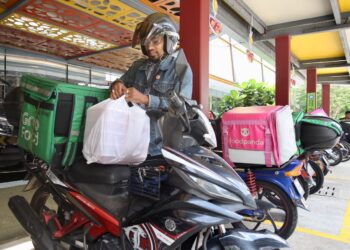Picture of Grab Food/Food Panda rider during their work time in Kuala Lumpur area. FAIHAN GHANI/The Star.