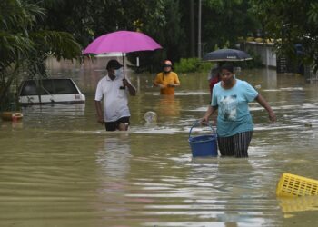 DENGKIL, 18 Dis -- Penduduk meredah banjir dan menyelamatkan barang keperluan mereka berikutan hujan berterusan di Kampung Dengkil pada tinjauan hari ini. Jabatan Meteorologi Malaysia mengeluarkan amaran hujan berterusan dijangka berlaku di negeri Kedah (Kuala Muda, Sik, Baling, Kulim dan Bandar Baharu), Pulau Pinang, Perak, Kelantan (Tumpat, Pasir Mas, Kota Bharu, Jeli, Tanah Merah, Bachok, Machang, Pasir Puteh dan Kuala Krai), Terengganu, Pahang (Raub, Bentong, Temerloh, Bera, Pekan dan Rompin), Selangor, Wilayah Persekutuan Kuala Lumpur, Putrajaya, Negeri Sembilan, Melaka (Alor Gajah) sehingga Ahad, 19 Disember 2021.  -- fotoBERNAMA (2021) HAK CIPTA  TERPELIHARA 