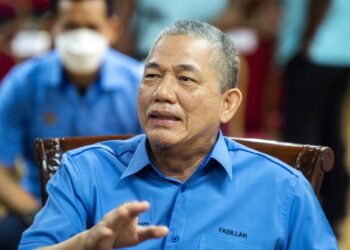 KOTA BHARU, 17 Okt -- Menteri Kanan Kerja Raya Datuk Seri Fadillah Yusof pada sidang media selepas menyaksikan penandatangan dokumen memorandum persefahaman (MoU) antara kerajaan negeri Kelantan dengan Lembaga Pembangunan Industri Pembinaan Malaysia (CIDB) Mengenai Usahasama bagi Membangunkan Taman Perindustrian Sistem Binaan Berindustri (IBS) di negeri berkenaan di Dewan Bunga Teratai, Kompleks Kota Darulnaim hari ini.
Taman Perindustrian IBS ini yang merupakan salah satu inisiatif di bawah Program Kecemerlangan IBS di Kelantan akan dibangunkan di tanah berkeluasan 200 ekar di Sungai Bagan, Machang dan bakal memberi peluang pekerjaan kepada lebih 3,500 tenaga kerja.
 -- fotoBERNAMA (2021) HAK CIPTA TERPELIHARA