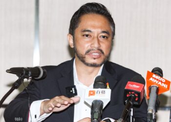 Selangor Barisan Nasional information chief Isham Jalil (left) with Pakatan Harapan communications director and Lembah Pantai MP Fahmi Fadzil (right) during the press conferences on debate between Opposition leader Datuk Seri Anwar Ibrahim and former prime minister Datuk Seri Najib Razak over the Sapura Energy Bhd issue as well as other issues will be held on May 12. — MUHAMAD SHAHRIL ROSLI/The Star.