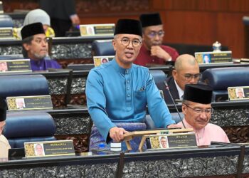 KUALA LUMPUR, 7 Okt -- Menteri Kewangan Tengku Datuk Seri Zafrul Tengku Abdul Aziz membentangkan Bajet 2023 di Dewan Rakyat, hari ini.  Bajet 2023 adalah yang kedua di bawah kerajaan pimpinan Perdana Menteri Datuk Seri Ismail Sabri Yaakob dan yang kedua sejak Rancangan Malaysia Ke-12 (RMK12) dilancarkan pada 27 Sept tahun lepas.  --fotoBERNAMA (2022) HAK CIPTA TERPELIHARA  KUALA LUMPUR, Oct 7 -- Finance Minister Tengku Datuk Seri Zafrul Tengku Abdul Aziz tables the Budget 2023 in Parliament today.  This is the second budget tabled under the government led by Prime Minister Datuk Seri Ismail Sabri Yaakob and also the second since the 12th Malaysia Plan (12MP) was launched on Sept 27 last year.  --fotoBERNAMA (2022) COPYRIGHT RESERVED 