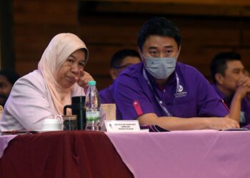 SHAH ALAM, 1 Okt -- Menteri Perusahaan, Perladangan dan Komoditi yang juga bakal Presiden Parti Bangsa Malaysia (PBM) Datuk Zuraida Kamaruddin dan Presiden PBM Datuk Larry Sng Wei Shien (kanan) hadir pada Persidangan Agung Tahunan PBM 2022 di Pusat Konvensyen Ideal (IDCC) Seksyen 15 Shah Alam hari ini.

-- fotoBERNAMA (2022) HAK CIPTA TERPELIHARA