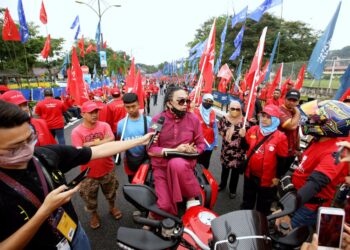 Tv Celebrite Azwan Ali arrving at nomination centre at SMK Sungai Pusu in Gombak
(5/11/2022). AZHAR MAHFOF/The Star