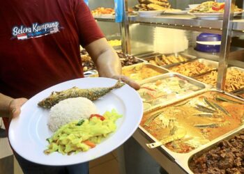 A seller showing one of the Rahmah menu in conjunction launching the Rahmah New Menu at Mydin Subang Jaya. — FAIHAN GHANI/The Star