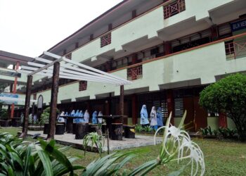 KUALA LUMPUR, 15 Sept -- Para pelajar Sekolah Menengah Kebangsaan Sungai Pusu diarahkan pulang berikutan keadaan jerebu yang semakin teruk hari ini.
Bacaan Indeks Pencemaran Udara (IPU) hari ini merekodkan bacaan 181 bagi daerah Batu Muda setakat 10 pagi tadi. 
Kementerian Pendidikan telah mengarahkan semua sekolah di Selangor, Kuala Lumpur, Putrajaya, Negeri Sembilan dan Melaka ditutup hari ini berikutan keadaan jerebu yang semakin meruncing.
--fotoBERNAMA (2015) HAK CIPTA TERPELIHARA