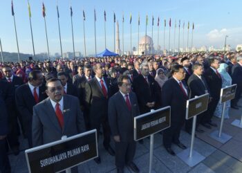 PUTRAJAYA, 11 Jan -- Kakitangan Jabatan Perdana Meteri (JPM) mendengar ucapan Perdana Menteri Datuk Seri Najib Tun Razak ketika Perhimpunan Bulanan JPM di Dataran Perdana, Bangunan Perdana Putra hari ini.
-- fotoBERNAMA (2016) HAK CIPTA TERPELIHARA ?