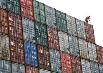 A worker inspects a container at North Port in Port Klang outside Kuala Lumpur in this January 8, 2009 file photo.   REUTERS/Bazuki Muhammad/Files