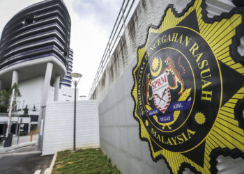 PUTRAJAYA, 19/11/2018. Former prime minister Datuk Seri Najib Tun Razak is at the office of the Malaysian Anti-Corruption Commission (MACC) headquarters here today, believed to be assisting in probe into solar panel projects for schools in Sarawak. Pix by Malaymail / Hari Anggara.
