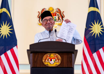 YAB Perdana Menteri, Dato’ Seri Anwar Ibrahim mengumumkan senarai Kabinet Kerajaan Perpaduan di Pejabat Perdana Menteri, 2 Disember 2022. - SADIQ ASYRAF/Pejabat Perdana Menteri

NO SALES; NO ARCHIVE; RESTRICTED TO EDITORIAL USE ONLY. NOTE TO EDITORS: This handout photos may only be used for editorial reporting purposes for the contemporaneous illustration of events, things or the people in the image or facts mentioned in the caption. Reuse of the pictures may require further permission. MANDATORY CREDIT - SADIQ ASYRAF/Prime Minister’s Office of Malaysia