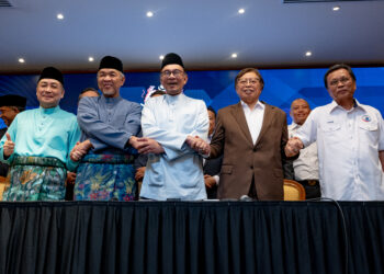 YAB Perdana Menteri, Dato’ Seri Anwar Ibrahim ketika Majlis Menandatangani Permuafakatan Antara Gabungan Bawah Kerajaan Perpaduan di Pejabat Perdana Menteri, Putrajaya 16 Disember 2022. - AFIQ HAMBALI/Pejabat Perdana Menteri

NO SALES; NO ARCHIVE; RESTRICTED TO EDITORIAL USE ONLY. NOTE TO EDITORS: This photos may only be used for editorial reporting purposes for the contemporaneous illustration of events, things or the people in the image or facts mentioned in the caption. Reuse of the pictures may require further permission. MANDATORY CREDIT - AFIQ HAMBALI/Prime Minister’s Office of Malaysia