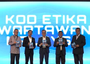 PUTRAJAYA, 20 Feb -- Menteri Komunikasi Fahmi Fadzil pada majlis Peluncuran Kod Etika Wartawan Malaysia di sini, hari ini. 

Turut hadir Ketua Setiausaha Kementerian Komunikasi Datuk Mohamad Fauzi Md Isa.

Fahmi berkata Kod Etika Wartawan versi baharu itu telah dimurnikan dengan penglibatan wakil wartawan serta organisasi media, dan mengambil kira peranan pengamal media tanpa mengganggu gugat, mengongkong atau menyekat kebebasan bersuara wartawan dalam membuat pelaporan.

--fotoBERNAMA (2024) HAK CIPTA TERPELIHARA