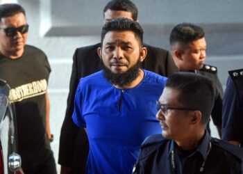 KUALA LUMPUR, 2 Mei -- Blogger Wan Muhammad Azri Wan Deris (dua, kiri) atau Papagomo mengaku tidak bersalah di Mahkamah Sesyen hari ini atas pertuduhan menghasut yang mendatangkan kebencian terhadap Yang di-Pertuan Agong Sultan Ibrahim.

Wan Muhammad Azri, 41, yang juga bekas Exco Pemuda UMNO didakwa telah menerbitkan penerbitan menghasut berkaitan isu pemilik KK Supermart & Superstore Sdn Bhd menghadap Sultan Ibrahim di laman Twitter atau X miliknya.

--fotoBERNAMA (2024) HAK CIPTA TERPELIHARA