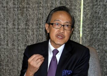 KOTA KINABALU, 6 Mac -- Menteri Pelancongan dan Alam Sekitar Sabah Datuk Seri Masidi Manjun (kanan) bersama Ketua Wakil Malaysia Sime Darby Plantation Berhad James Walter Graham (kiri) semasa sidang media sejurus selepas Menandatangani Memoramdum Persefahaman (MOU) di antara Sime Darby Plantation (Sabah) Sdn Bhd dengan Jabatan Perlindungan Alam Sekitar hari ini. 
--fotoBERNAMA (2018) HAK CIPTA TERPELIHARA