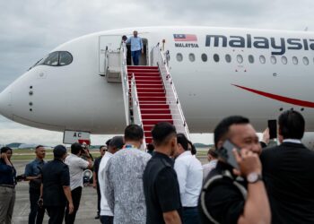 YAB Perdana Menteri, Dato’ Seri Anwar Ibrahim tiba di Kompleks Bunga Raya selepas menamatkan lawatan kerja dan lawatan rasmi di Mesir, Arab Saudi, Peru dan Brazil, 20 November, 2024. - SADIQ ASYRAF/Pejabat Perdana Menteri

NO SALES; NO ARCHIVE; RESTRICTED TO EDITORIAL USE ONLY. NOTE TO EDITORS: This photos may only be used for editorial reporting purposes for the contemporaneous illustration of events, things or the people in the image or facts mentioned in the caption. Reuse of the pictures may require f