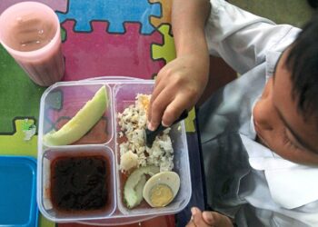 A students from SK Seri Suria having a early breakfast  in the morning at SK Seri Suria Puchong .  Meanwhile, Education director-general Dr Habibah Abdul Rahim visits the first day of the free breakfast programme for pupils. AZLINA ABDULLAH/ THE STAR
