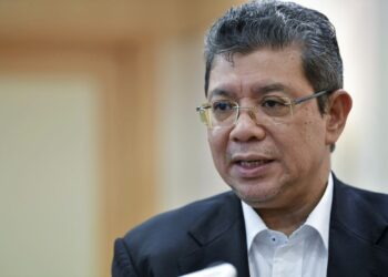PUTRAJAYA, 23 April -- Menteri Komunikasi dan Multimedia Datuk Saifuddin Abdullah berharap rakyat Malaysia meningkatkan minat membaca bagi menggalakan perkembangan ilmu dalam masyarakat.
Beliau berkata ketika ini purata membaca rakyat Malaysia adalah kira-kira tiga jam seminggu berbanding sesetengah negara maju yang rakyatnya membaca sekitar 10 jam seminggu.
- -fotoBERNAMA (2020) HAK CIPTA TERPELIHARA
