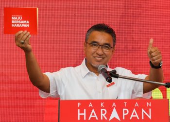 MELAKA, 10 Nov -- Pengerusi Pakatan Harapan (PH) Melaka Adly Zahari menunjukkan buku Manifesto Pakatan HARAPAN bagi Pilihan Raya Negeri (PRN) Melaka 2021 Pelan Tindakan Maju Bersama HARAPAN di sebuah hotel hari ini.
--fotoBERNAMA (2021) HAK CIPTA TERPELIHARA