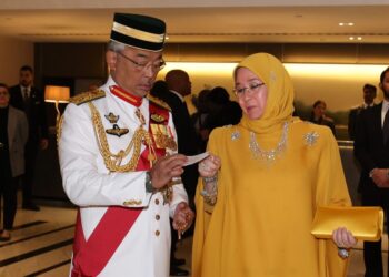 LONDON, 6 Mei --  Yang di-Pertuan Agong Al-Sultan Abdullah Ri’ayatuddin Al-Mustafa Billah Shah dan Raja Permaisuri Agong Tunku Azizah Aminah Maimunah Iskandariah berkenan berangkat ke Istiadat Pertabalan Raja Charles lll di Westminster Abbey hari ini. 

--fotoBERNAMA (2023) HAK CIPTA TERPELIHARA