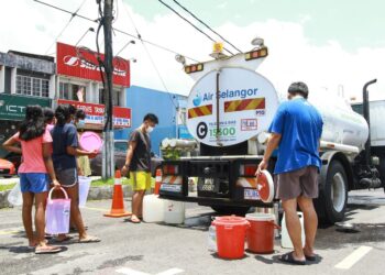Residents nearby with their containers ready getting clean water. Another three tankers with clean water were deployed during afternoon for the public to get water. Water supply were stopped suddenly due to contamination.04 Sept 2020 —CHAN TAK KONG/The Star