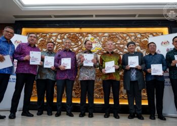 YAB Perdana Menteri, Dato' Seri Anwar Ibrahim, semasa pembentangan Rancangan Malaysia Ke-13 (RMK13) di Parlimen, Kuala Lumpur. 31 Julai 2025. AFIQ HAMBALI/Pejabat Perdana Menteri.

NO SALES; NO ARCHIVE; RESTRICTED TO EDITORIAL USE ONLY. NOTE TO EDITORS: This handout photos may only be used for editorial reporting purposes for the contemporaneous illustration of events, things or the people in the image or facts mentioned in the caption. Reuse of the pictures may require further permission. MANDATORY CREDIT