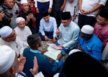 YAB Perdana Menteri, Dato’ Seri Anwar Ibrahim menziarahi waris mangsa nahas pesawat terhempas di Hospital Tuanku Ampuan Rahimah Klang dan kemudiannya solat jumaat di Masjid Jamek Ar-Rahimiah Klang, 18 Ogos 2023. - SADIQ ASYRAF/Pejabat Perdana Menteri

NO SALES; NO ARCHIVE; RESTRICTED TO EDITORIAL USE ONLY. NOTE TO EDITORS: This photos may only be used for editorial reporting purposes for the contemporaneous illustration of events, things or the people in the image or facts mentioned in the caption. Reuse