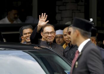 KAJANG, 24 Nov -- Pengerusi Pakatan Harapan (PH) yang juga Ahli Parlimen Tambun Datuk Seri Anwar Ibrahim bergerak ke Istana Negara untuk mengangkat sumpah sebagai Perdana Menteri ke-10.

Yang di-Pertuan Agong Al-Sultan Abdullah Ri’ayatuddin Al-Mustafa Billah Shah hari ini berkenan melantik Ahli Parlimen Tambun itu sebagai Perdana Menteri Malaysia ke-10.

-- fotoBERNAMA (2022) HAK CIPTA TERPELIHARA