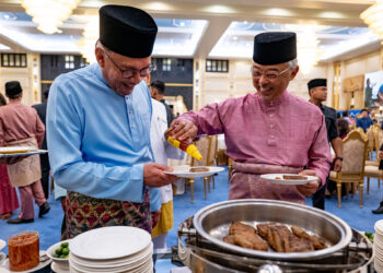 YAB Perdana Menteri, Dato’ Seri Anwar Ibrahim menunaikan Solat Sunat Aidilfitri di Masjid Negara dan menghadiri Majlis Hari Raya di Istana Negara, 22 April 2023. - SADIQ ASYRAF/Pejabat Perdana Menteri

NO SALES; NO ARCHIVE; RESTRICTED TO EDITORIAL USE ONLY. NOTE TO EDITORS: This photos may only be used for editorial reporting purposes for the contemporaneous illustration of events, things or the people in the image or facts mentioned in the caption. Reuse of the pictures may require further permission. MA