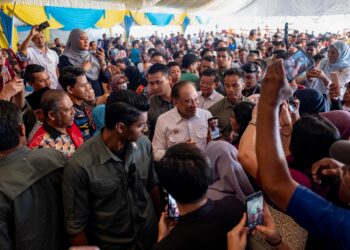 YAB Perdana Menteri, Dato' Seri Anwar Ibrahim semasa Majlis Pecah Tanah Kompleks MADANI Teluk Kumbar di Pulau Pinang. 19 Julai 2025. AFIQ HAMBALI/Pejabat Perdana Menteri.

NO SALES; NO ARCHIVE; RESTRICTED TO EDITORIAL USE ONLY. NOTE TO EDITORS: This handout photos may only be used for editorial reporting purposes for the contemporaneous illustration of events, things or the people in the image or facts mentioned in the caption. Reuse of the pictures may require further permission. MANDATORY CREDIT - Afiq Ha