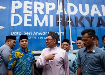 YAB Perdana Menteri, Dato’ Seri Anwar Ibrahim menunaikan solat jumaat di Masjid As-Salam, Sri Manja, Petaling Jaya, 21 April 2023. - SADIQ ASYRAF/Pejabat Perdana Menteri

NO SALES; NO ARCHIVE; RESTRICTED TO EDITORIAL USE ONLY. NOTE TO EDITORS: This photos may only be used for editorial reporting purposes for the contemporaneous illustration of events, things or the people in the image or facts mentioned in the caption. Reuse of the pictures may require further permission. MANDATORY CREDIT - SADIQ ASYRAF/P
