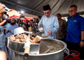 YAB Perdana Menteri, Dato’ Seri Anwar Ibrahim hadir pada Program Temu Anwar dan Solat Jumaat di UPNM, Kuala Lumpur pada 1 November 2024. - AFIQ HAMBALI/Pejabat Perdana Menteri

NO SALES; NO ARCHIVE; RESTRICTED TO EDITORIAL USE ONLY. NOTE TO EDITORS: This photos may only be used for editorial reporting purposes for the contemporaneous illustration of events, things or the people in the image or facts mentioned in the caption. Reuse of the pictures may require further permission. MANDATORY CREDIT - AFIQ HAM