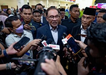 YAB Perdana Menteri, Dato’ Seri Anwar Ibrahim disambut oleh Menteri Besar Perlis, Mohd Shukri Ramli sebelum menghadiri Majlis Amanat Perdana Menteri bersama Penjawat Awam Negeri Perlis di Lapangan Terbang Sultan Abdul Halim, Alor Setar, Kedah 16 Januari 2023. - AFIQ HAMBALI/Pejabat Perdana Menteri

NO SALES; NO ARCHIVE; RESTRICTED TO EDITORIAL USE ONLY. NOTE TO EDITORS: This photos may only be used for editorial reporting purposes for the contemporaneous illustration of events, things or the people in the