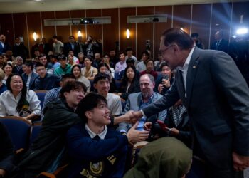 YAB Perdana Menteri, Dato’ Seri Anwar Ibrahim menyampaikan syarahan umum berjudul “Super Power Rivalry and Rising Tensions in the Asia Pacific” di Universiti California, Berkeley ketika lawatan kerja sempena Kerjasama Ekonomi Asia-Pasifik/Asia-Pacific Economic Cooperation (APEC) di San Francisco, Amerika Syarikat, 14 November, 2023. - SADIQ ASYRAF/Pejabat Perdana Menteri

NO SALES; NO ARCHIVE; RESTRICTED TO EDITORIAL USE ONLY. NOTE TO EDITORS: This photos may only be used for editorial reporting purpo