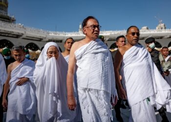 YAB Perdana Menteri, Dato’ Seri Anwar Ibrahim bersama isteri, Datuk Seri Dr Wan Azizah Wan Ismail serta rombongan ketika menunaikan Ibadah Umrah di Masjidil Haram, Mekah pada 22 Mac 2023. - AFIQ HAMBALI/Pejabat Perdana Menteri

NO SALES; NO ARCHIVE; RESTRICTED TO EDITORIAL USE ONLY. NOTE TO EDITORS: This photos may only be used for editorial reporting purposes for the contemporaneous illustration of events, things or the people in the image or facts mentioned in the caption. Reuse of the pictures may requ