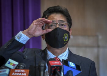 PUTRAJAYA, 5 Jan -- Ketua Pesuruhjaya Suruhanjaya Pencegahan Rasuah Malaysia (SPRM) Tan Sri Azam Baki menjawab pertanyaan pemberita pada sidang media khas di Ibu Pejabat SPRM hari ini.

--fotoBERNAMA (2022) HAK CIPTA TERPELIHARA