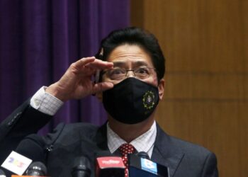 Malaysian Anti-Corruption Commission (MACC) chief commissioner Tan Sri Azam Baki gesturing while speaking at the press conference in their headquarters on Wednesday. Ñ IZZRAFIQ ALIAS/The Star