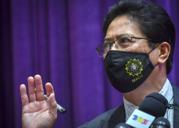 PUTRAJAYA, 5 Jan --  Ketua Pesuruhjaya Suruhanjaya Pencegahan Rasuah Malaysia (SPRM) Tan Sri Azam Baki menjawab pertanyaan pemberita pada sidang media khas di ibu pejabat SPRM hari ini.
 
--fotoBERNAMA (2022) HAK CIPTA TERPELIHARA