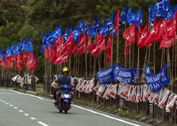 JOHOR BAHRU, 1 Mac -- Perang Bendera Parti Barisan Nasional (BN) dan Pakatan Harapan (PH) dalam tempoh kempen Pilihan Raya Negeri (PRN) Johor ketika tinjauan di sekitar Dewan Undangan Negeri (DUN) N.45 Stulang hari ini.
?DUN Stulang bakal menyaksikan pertembungan lima penjuru dari Barisan Nasional Ang Boon Heng, Pakatan Harapan Chen Kah Eng, Parti Bangsa Malaysia Muhammad Saiful Bahari Sahari, Perikatan Nasional Yap Chiang Youis dan calon Bebas Moharam Baharom.

--fotoBERNAMA (2022) HAK CIPTA TERPELIHARA