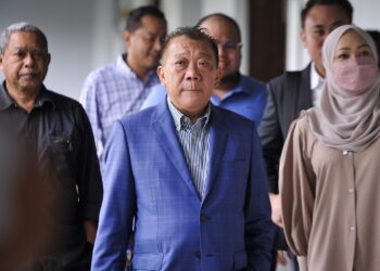 KUALA LUMPUR, 3 Jan -- Ahli Parlimen Kinabatangan Datuk Seri Bung Moktar Radin hadir di Kompleks Mahkamah Kuala Lumpur hari ini.  

Mahkamah Tinggi di sini hari ini, sekali lagi membenarkan permohonan Bung Moktar dan isterinya Datin Seri Zizie Izette Abdul Samad untuk menggantung perbicaraan membela diri atas tiga pertuduhan rasuah berjumlah RM2.8 juta membabitkan pelaburan RM150 juta dalam unit amanah Public Mutual Berhad.  

Pesuruhjaya Kehakiman Datuk Azhar Abdul Hamid membenarkan permohonan itu selepas peguam M. Athimulan memaklumkan kepada mahkamah bahawa kedua-dua anak guamnya memohon untuk menggantung pendengaran kes pembelaan tersebut sementara menunggu rayuan mereka dilupuskan di Mahkamah Rayuan.  

--fotoBERNAMA (2023) HAK CIPTA TERPELIHARA 