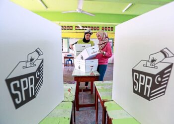 Election Commission workers arranging ballot boxes at the SK Bintulu polling station in preparation for the Jepak by-election. - ZULAZHAR SHEBLEE / The Star