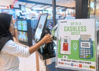 A women making cashless pay at a restaurant in Petaling Jaya
(17/5/202). —AZHAR MAHFOF/The Star