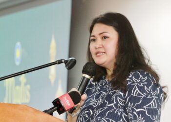 MCA publicity bureau chairman Chan Quin Er giving a warm welcome speech during a buka puasa dinner at Wisma MCA in Kuala Lumpur on Thursday.

— LOW LAY PHON/The Star