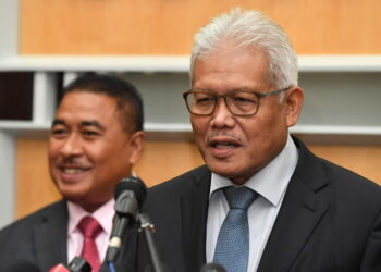 PUTRAJAYA, 28 Jun -- Menteri Dalam Negeri Datuk Seri Hamzah Zainuddin bercakap kepada pemberita selepas Majlis Apresiasi Jawatankuasa Koordinasi Penguatkuasaan dan Pematuhan SOP PKP Covid-19 (JKPS) di Kementerian Dalam Negeri hari ini.

Turut sama, Timbalan Menteri Dalam Negeri I Datuk Seri Dr Ismail Mohamed Said.

--fotoBERNAMA (2022) HAK CIPTA TERPELIHARA
