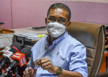 KOTA BHARU, 9 Jan -- Menteri Tenaga dan Sumber Asli Datuk Seri Takiyuddin Hassan ditemui pemberita selepas majlis Penyampaian Sumbangan kepada Persatuan, Badan bukan kerajaan (NGO) dan Kelab di Pusat Khidmat Ahli Parlimen Kota Bharu hari ini. 

Beliau berkata kerajaan akan mempertimbangkan semula kadar tarif elektrik negara ini bagi tempoh 2022 sehingga 2024 bagi mengurangkan beban rakyat.

--fotoBERNAMA (2022) HAK CIPTA TERPELIHARA