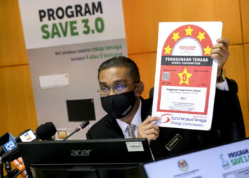PUTRAJAYA, 7 Jan -- Menteri Tenaga dan Sumber Asli Datuk Seri Takiyuddin Hassan menunjukkan label penarafan kecekapan tenaga lima bintang semasa sidang media di kementeriannya heri ini mengenai e-rebet Program Save 3.0 untuk pembelian peralatan elektrik cekap tenaga. 

fotoBERNAMA (2022) HAK CIPTA TERPELIHARA