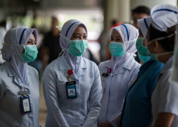 KUALA LUMPUR, 20 Mac -- Kerajaan bersedia memanggil semula doktor perubatan yang sudah bersara atau pegawai perubatan yang berkhidmat dalam angkatan tentera, sekiranya berlaku peningkatan mendadak kes COVID-19 di negara ini.
Menteri Kesihatan Datuk Seri Dr Adham Baba berkata langkah itu hanya akan dilakukan apabila perlu, bagi mengimbangi keperluan doktor perubatan sedia ada, dalam usaha meningkatkan sistem penjagaan kesihatan negara.
Malah kementerian juga telah menambah 830 jururawat lantikan secara kontrak bagi menambah kapasiti petugas di 135 hospital kerajaan di seluruh negara memandangkan bilangan kes positif COVID-19 semakin ketara sejak minggu lepas.
--fotoBERNAMA (2020) HAK CIPTA TERPELIHARA